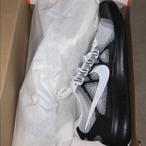BRAND NEW nike 2017 free runs (10.5)